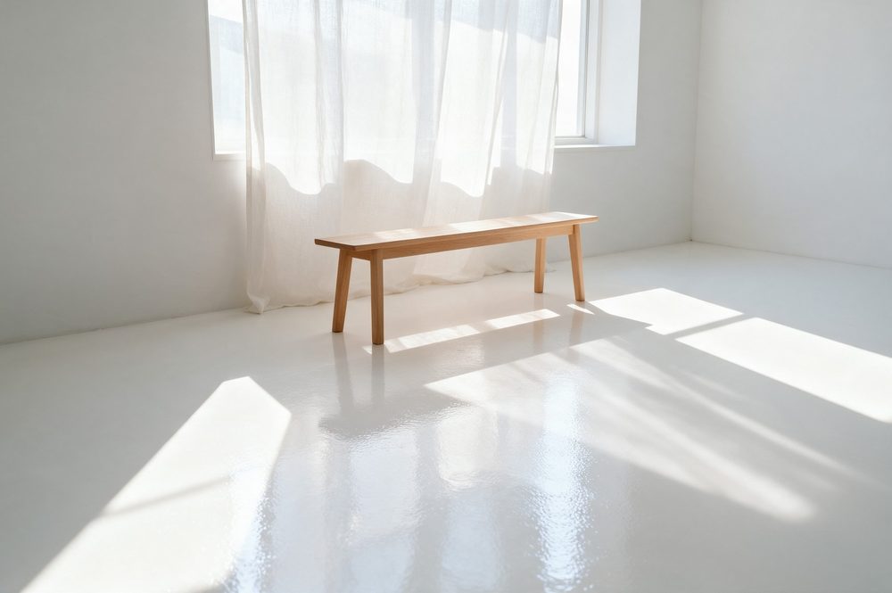 Witte gietvloer in een open keuken met veel daglicht